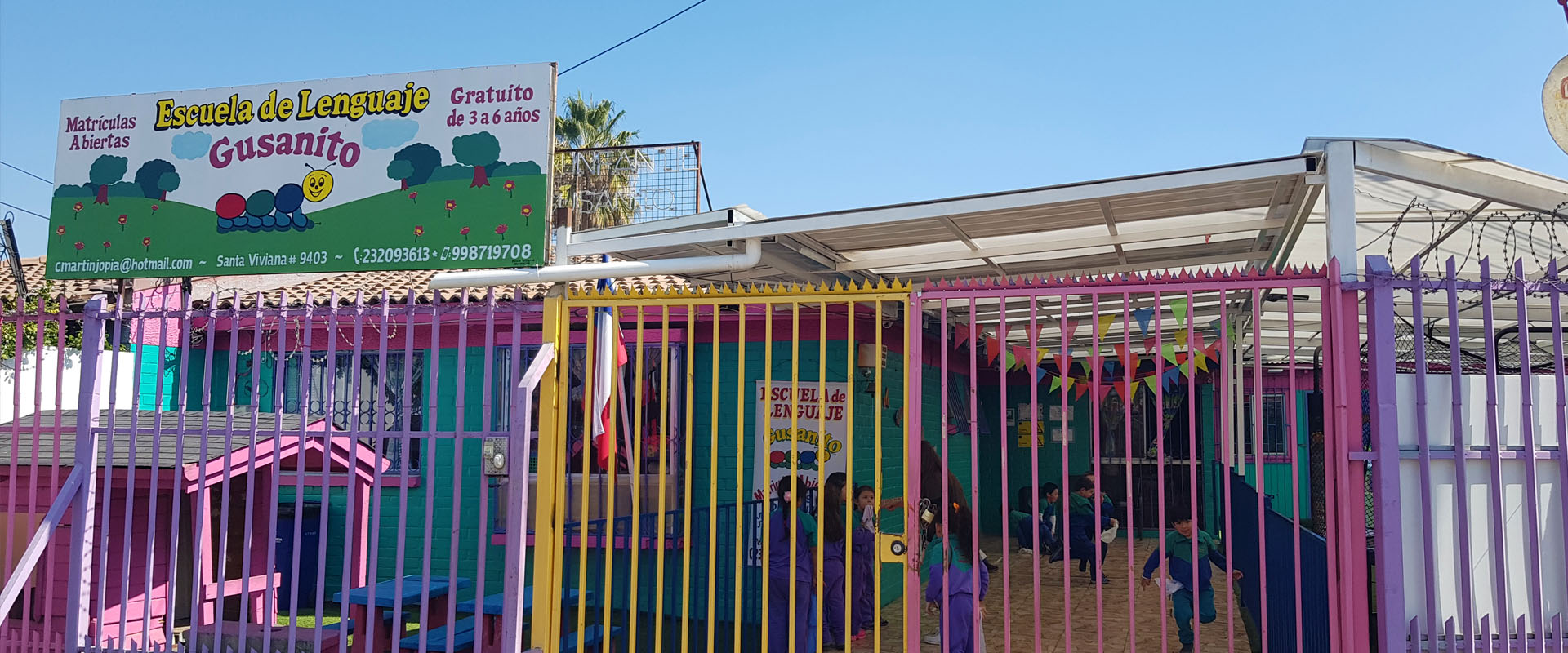 Entrada de la Escuela de Lenguaje Gusanito