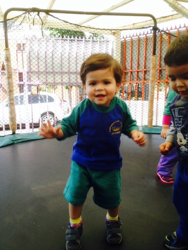 Niño jugando en el patio del jardín