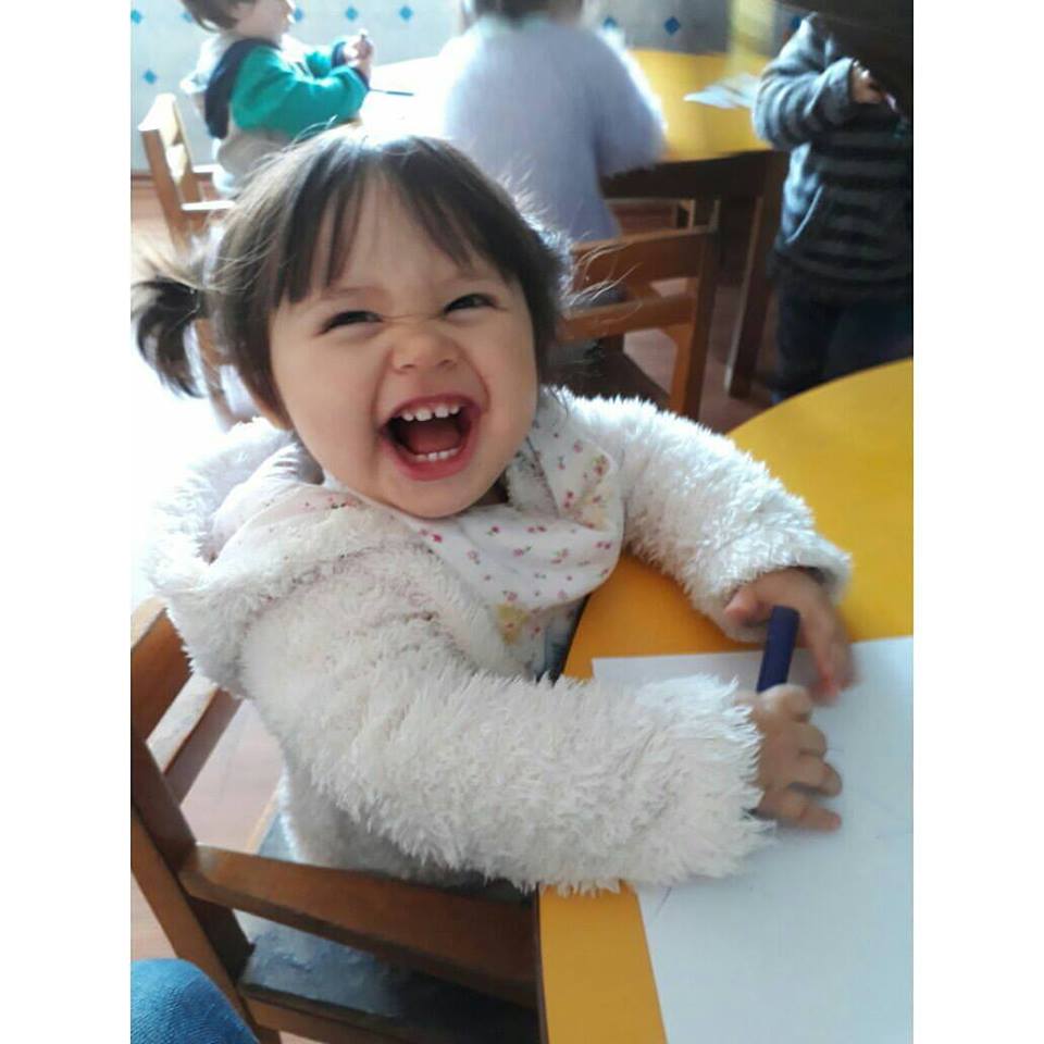 Niña del jardín riendo durante una actividad
