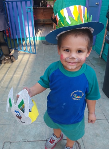 Niño pequeño jugando en el patio del jardín