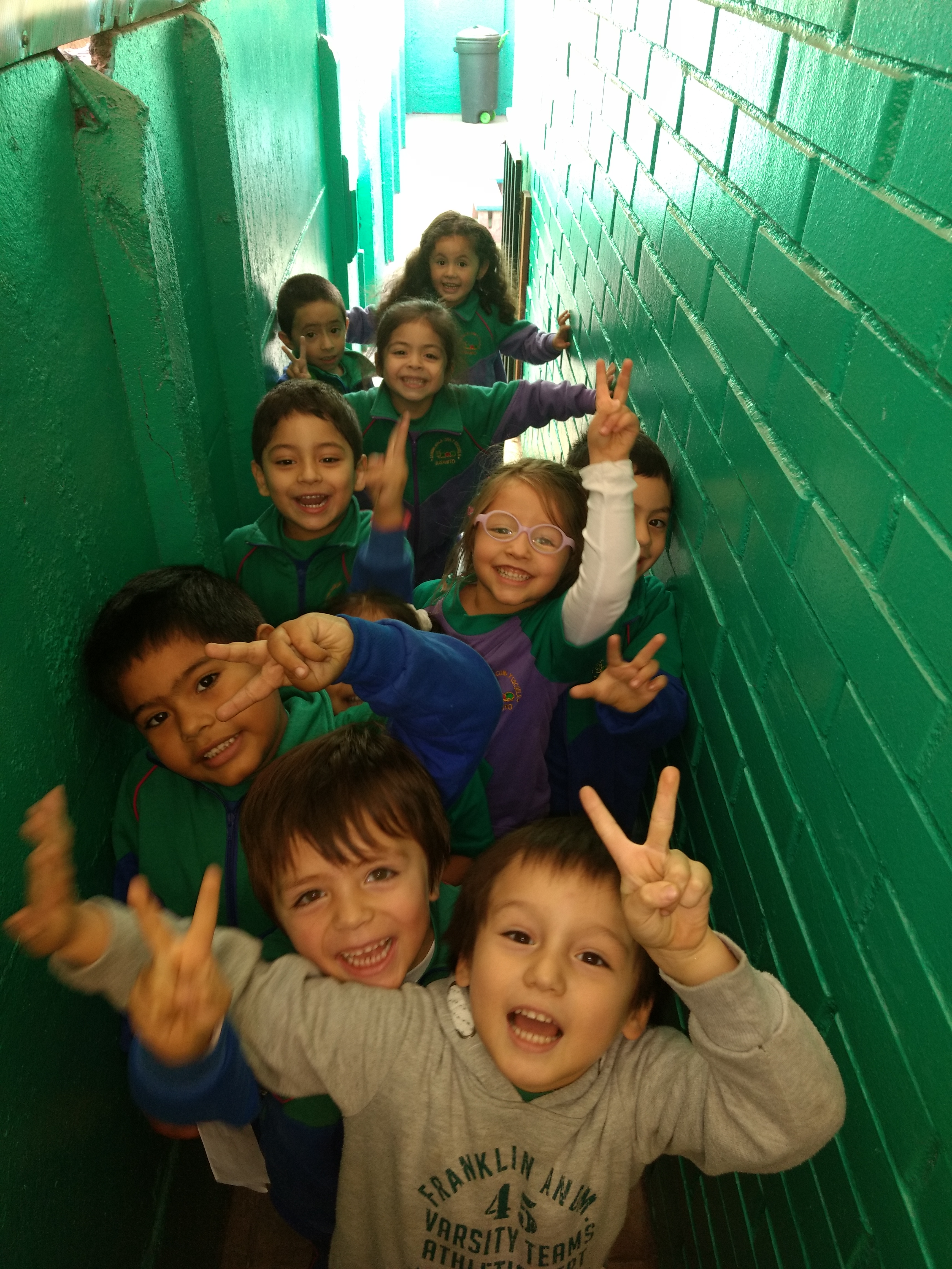 Niños del jardín haciendo caras divertidas