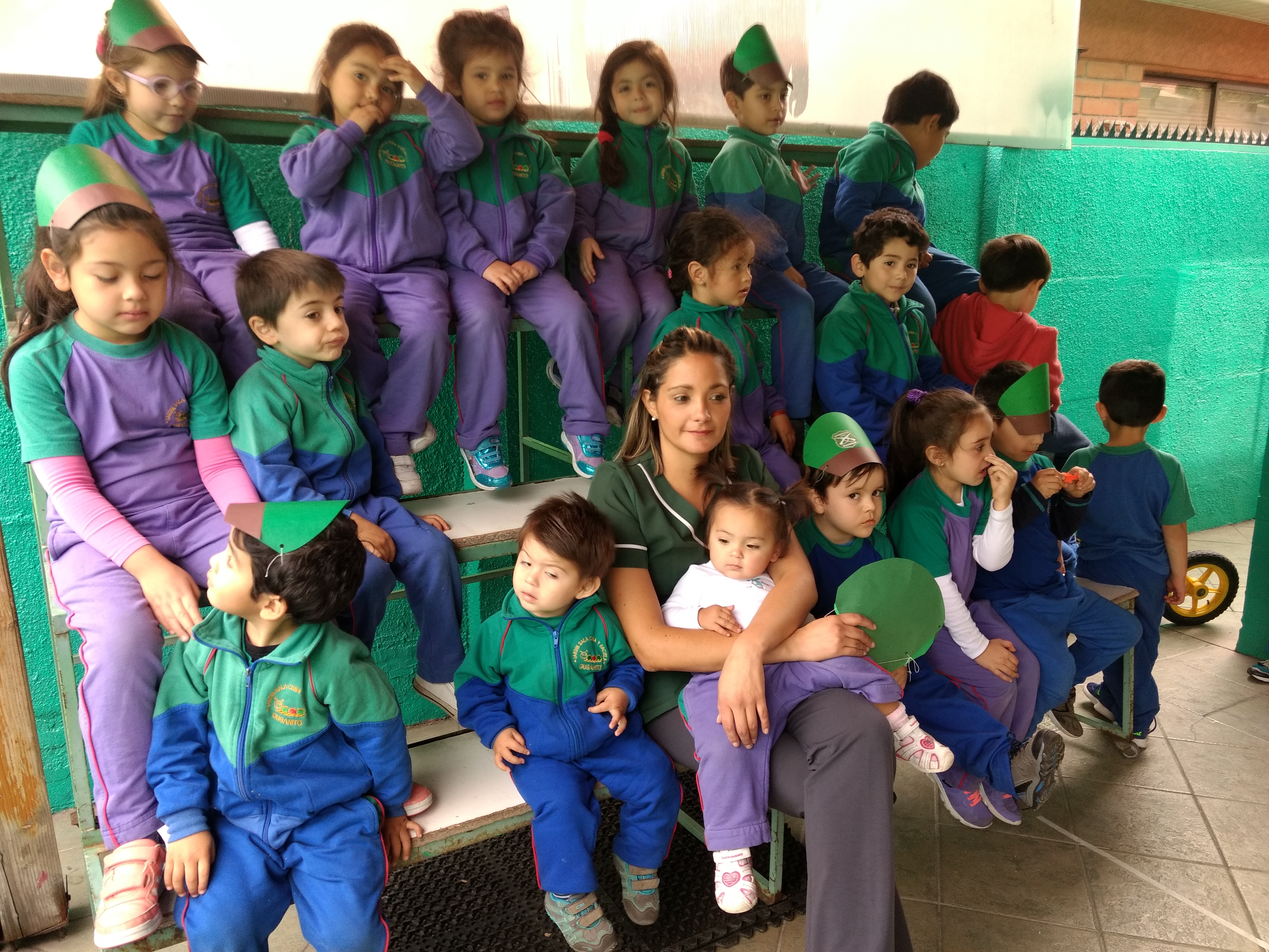 Grupo de niños en el patio exterior