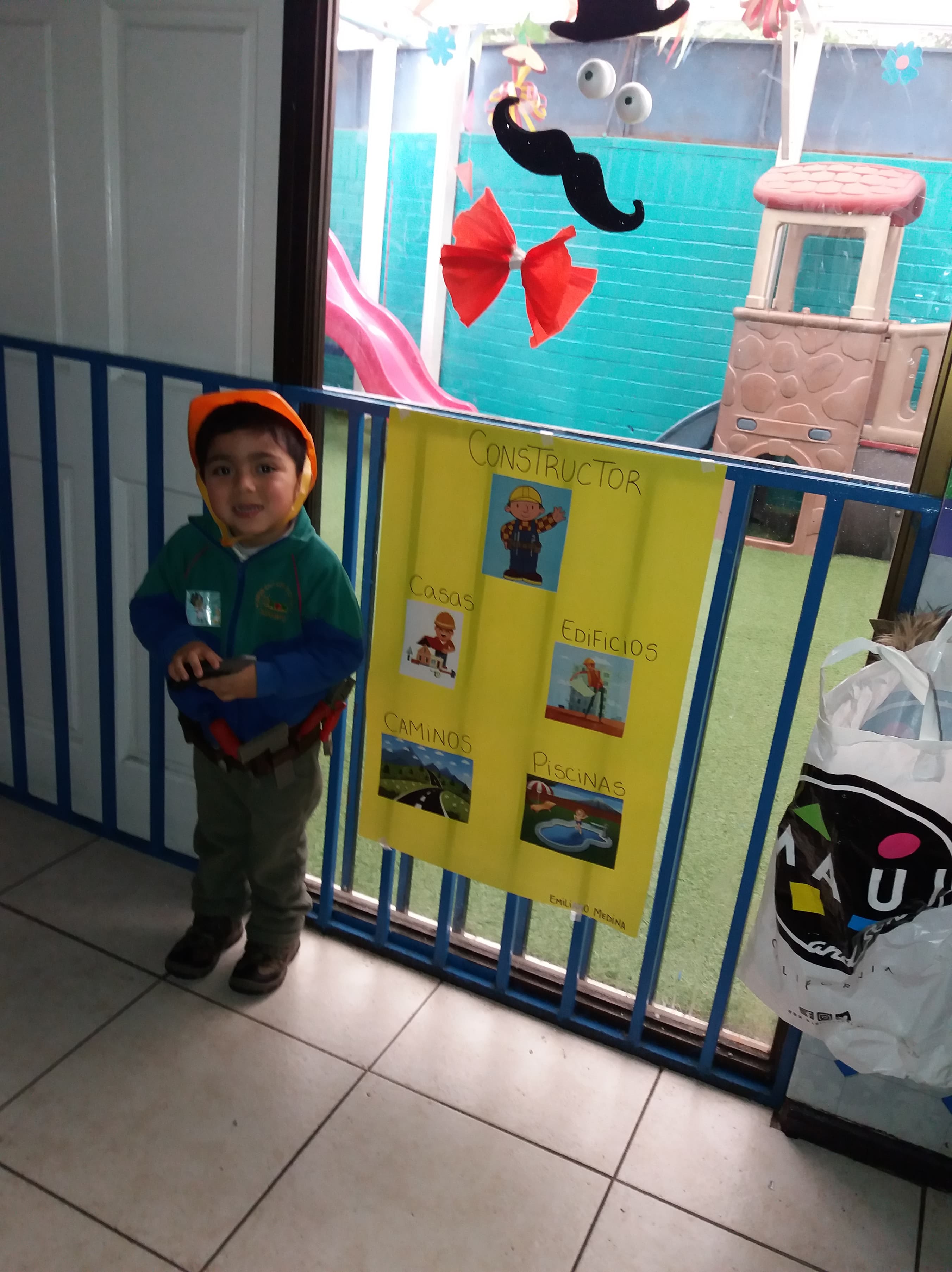 Niño junto al mural decorado del jardín