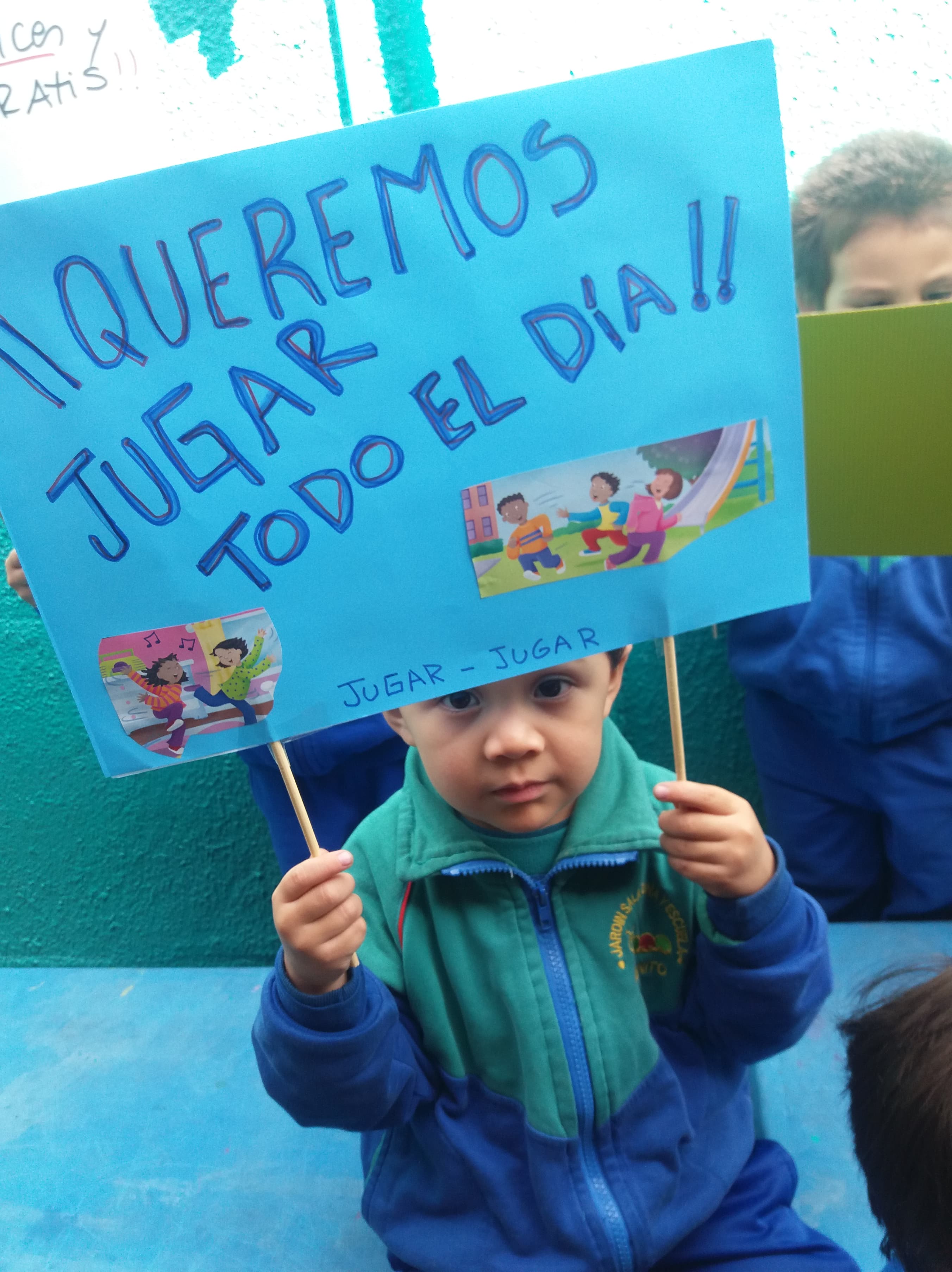 Cartel hecho por los niños: queremos jugar todo el día
